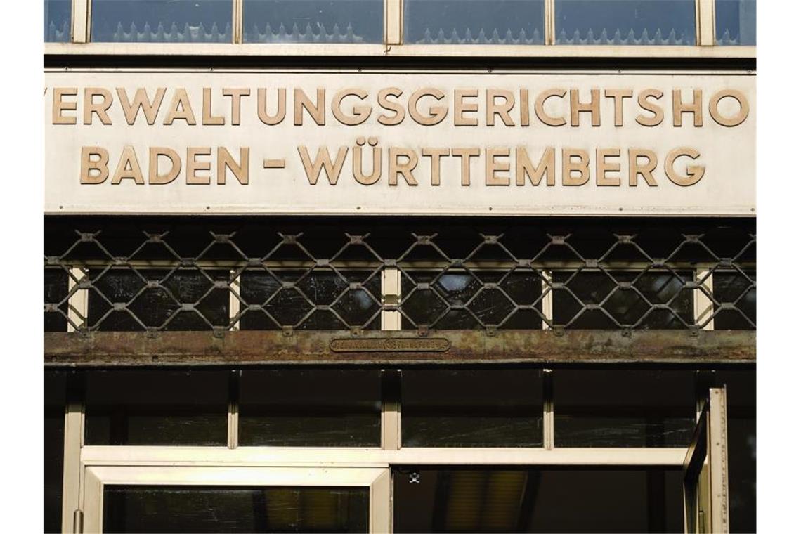 Der Schriftzug „Verwaltungsgerichtshof Baden-Württemberg“ ist über dem Haupteingang zu lesen. Foto: Uwe Anspach/dpa/Archivbild