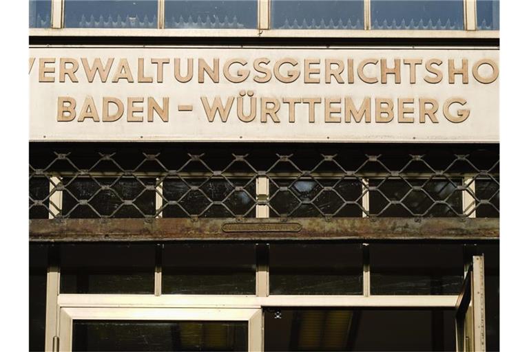 Der Schriftzug „Verwaltungsgerichtshof Baden-Württemberg“ steht über dem Haupteingang des Verwaltungsgerichtshofs. Foto: Uwe Anspach/dpa/Archivbild