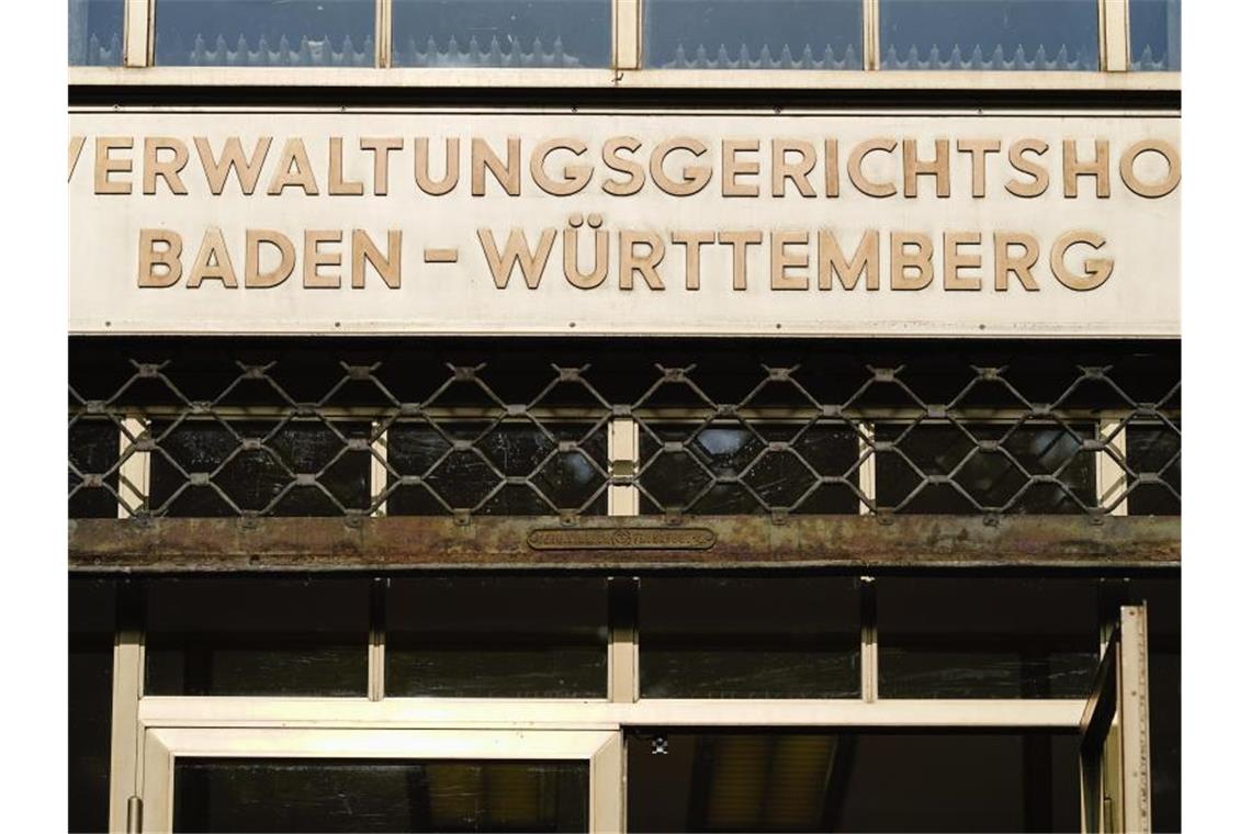 Der Schriftzug „Verwaltungsgerichtshof Baden-Württemberg“ ist über dem Haupteingang des baden-württembergischen Verwaltungsgerichtshofs. Foto: Uwe Anspach/dpa/Archiv