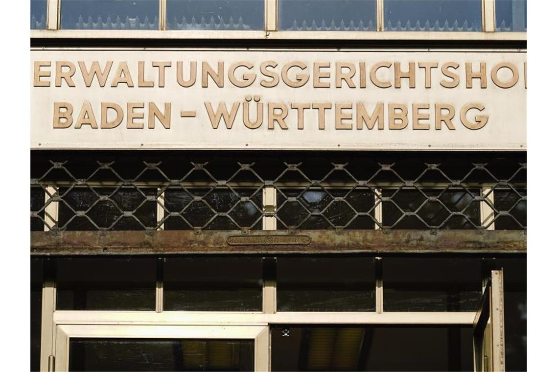 Der Schriftzug „Verwaltungsgerichtshof Baden-Württemberg“ ist über dem Haupteingang des baden-württembergischen Verwaltungsgerichtshofs angebracht. Foto: Uwe Anspach/dpa/Archivbild