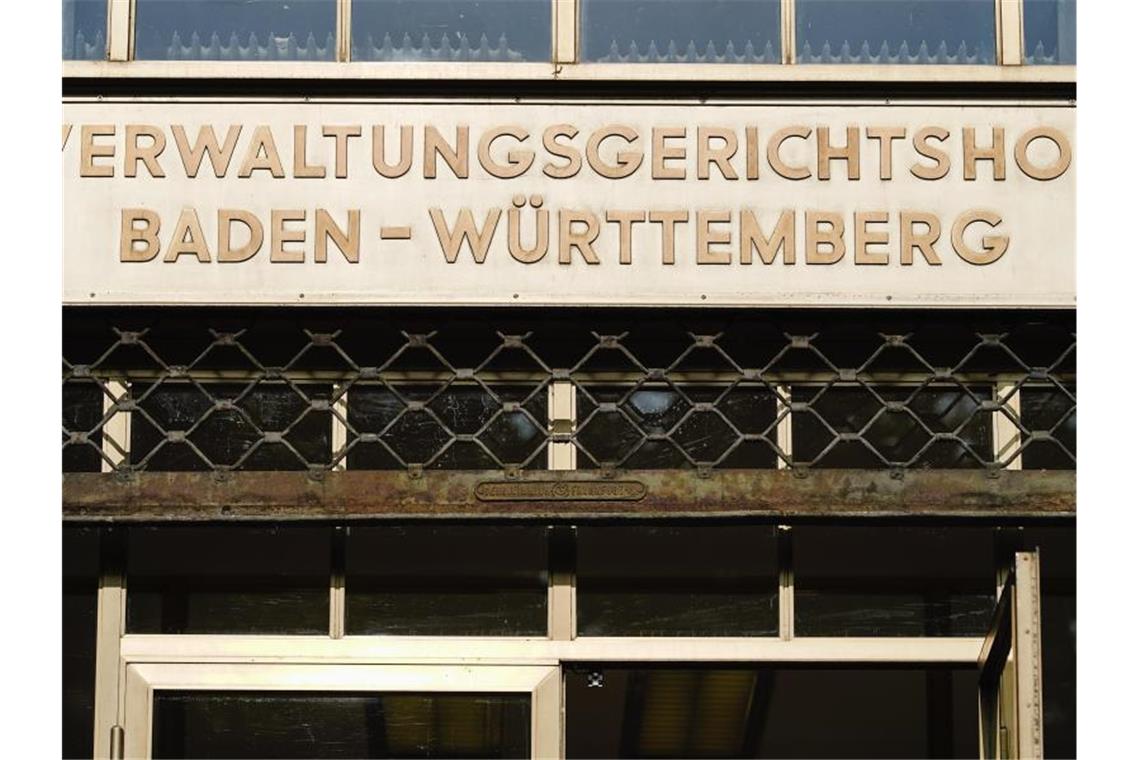 Der Schriftzug „Verwaltungsgerichtshof Baden-Württemberg“ ist über dem Haupteingang des baden-württembergischen Verwaltungsgerichtshofs. Foto: Uwe Anspach/dpa/archivbild