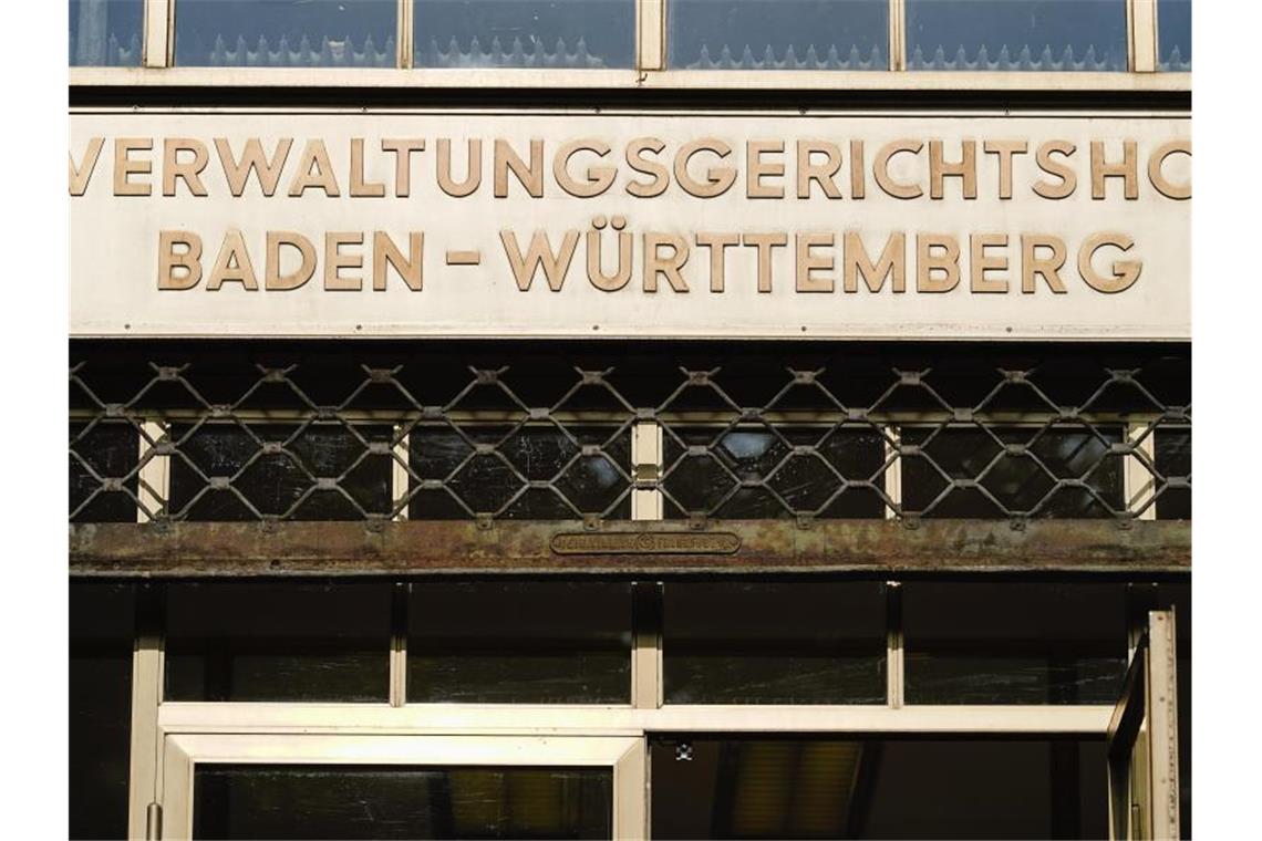 Der Schriftzug „Verwaltungsgerichtshof Baden-Württemberg“ ist über dem Haupteingang zu sehen. Foto: Uwe Anspach/dpa