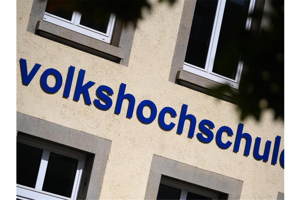 Corona: Volkshochschulen fordern Hilfe aus Stuttgart Der Schriftzug „Volkshochschule“ ist an einem Gebäude angebracht. Foto: Sebastian Gollnow/dpa/Archivbild