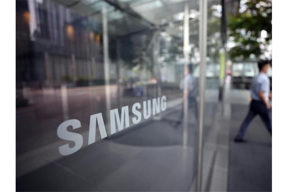 Der Schriftzug von Samsung steht am Eingang zum Hauptsitz von Samsung Electronics Co. in Seoul. Foto: -/Yonhap/dpa