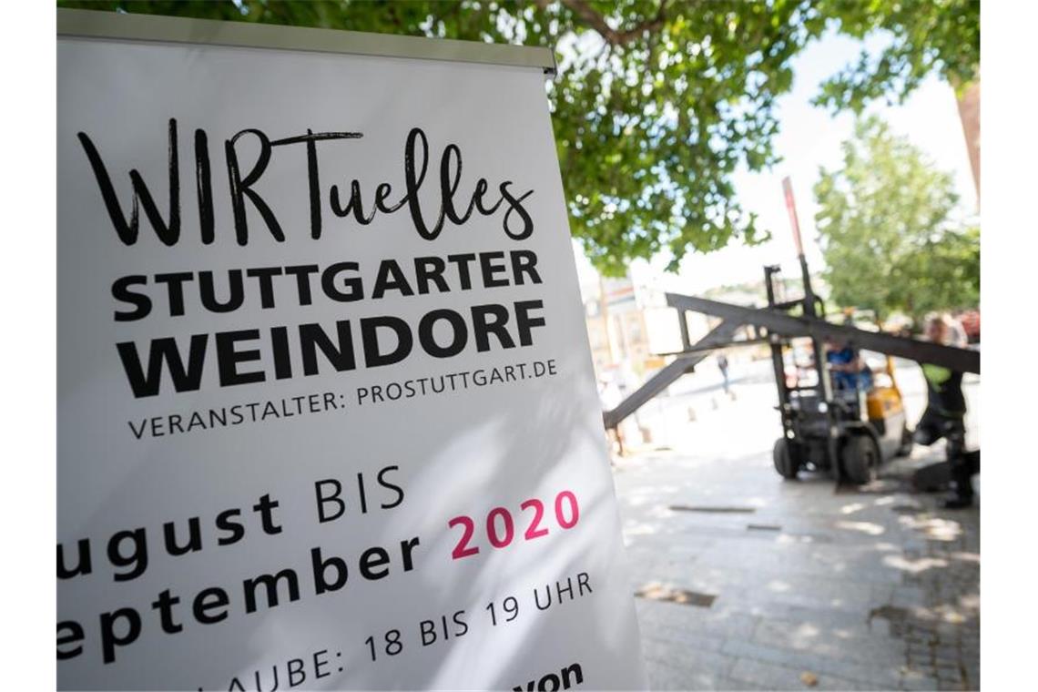 Der Schriftzug „Wirtuelles Stuttgarter Weindorf“ steht auf einem Banner. Foto: Sebastian Gollnow/dpa