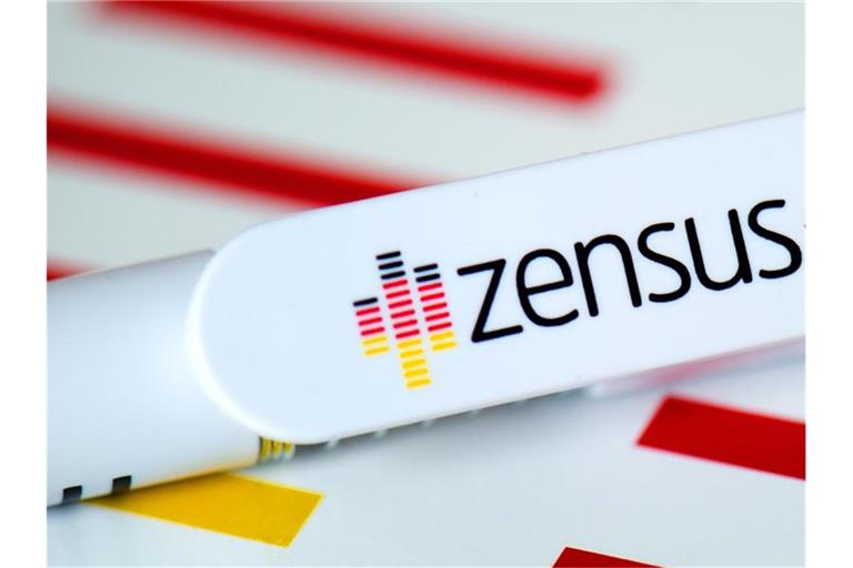 Der Schriftzug „Zensus“ ist auf einem Kugelschreiber zu lesen. Foto: Arno Burgi/ZB/dpa/Illustration