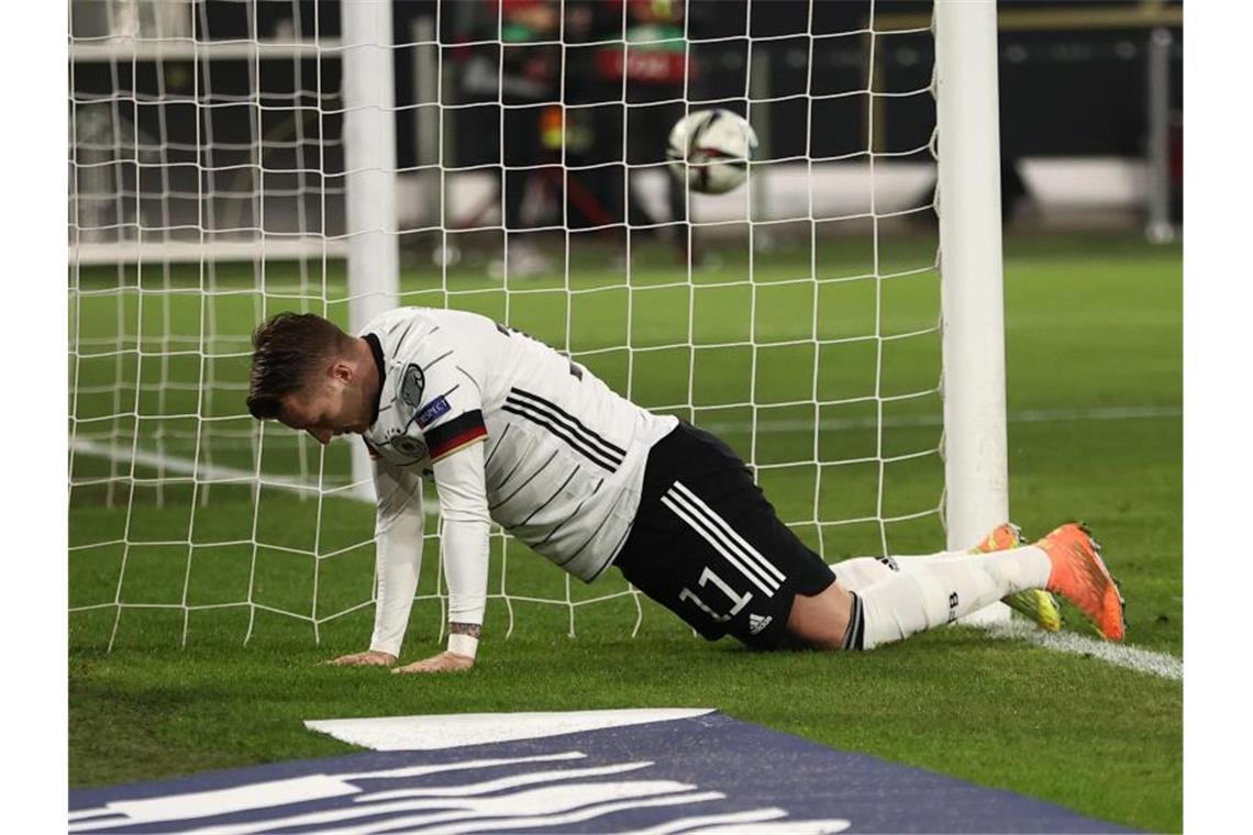 Tore-Spaß gegen Liechtenstein: 9:0 beim Jogi-Abschied Der Schütze zum 4:0, Marco Reus, stützt sich neben dem Tor auf. Foto: Christian Charisius/dpa