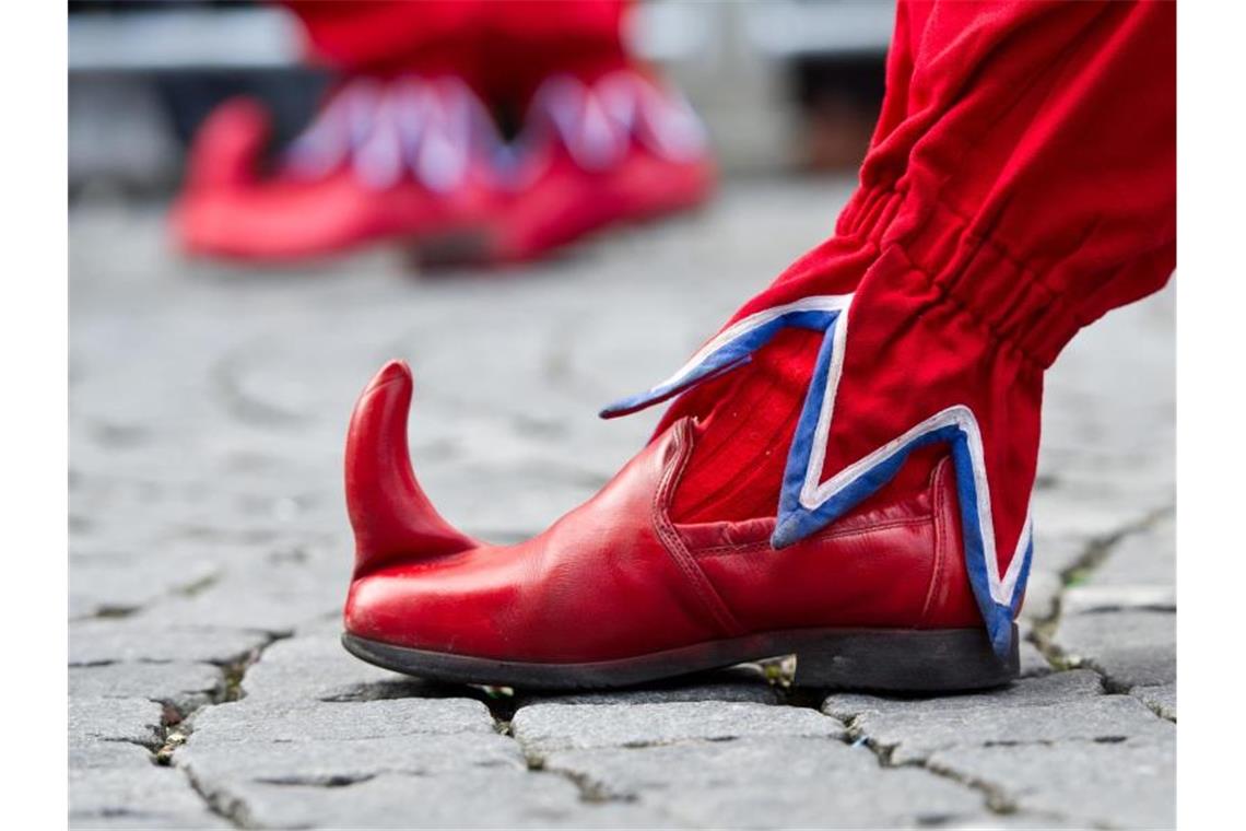 Der Schuh eines Narren. Foto: picture alliance / dpa/Archivbild