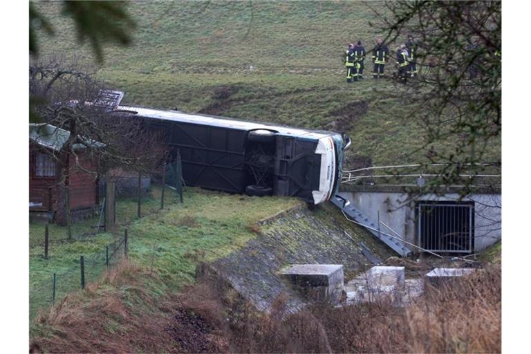 Der Schulbus ist im Ort Berka vor dem Hainich einen Abhang heruntergestürzt. Foto: WichmannTV/dpa-Zentralbild/dpa