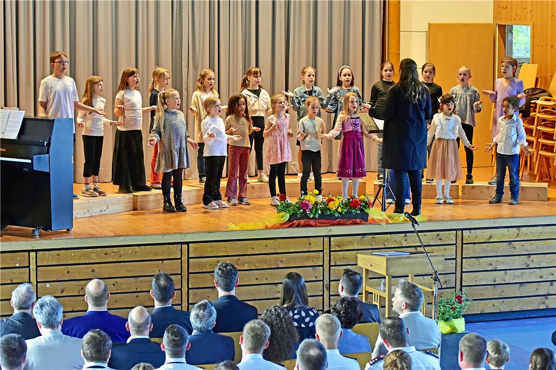 Der Schulchor der Grundschule eröffnet den Bürgertreff in der Schwalbenflughalle. Fotos: Tobias Sellmaier