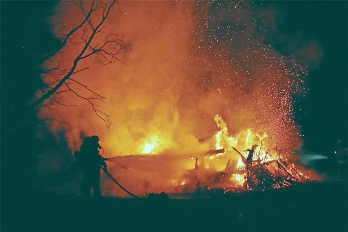 Schuppenbrand nach Party Der Schuppen stand bei der Ankunft der Feuerwehr bereits voll in Flammen. Foto: 7aktuell.de | Kevin Lermer