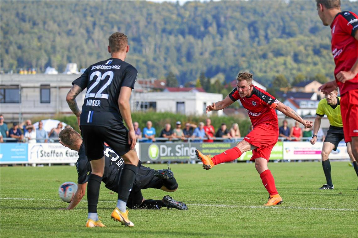 Torhungriger SVA ist auf dem Vormarsch Der Schuss zum 2:0 gegen Schwäbisch Hall war eines von bislang neun Saisontoren von Allmersbachs Kapitän Kim Schmidt. Foto: A. Becher