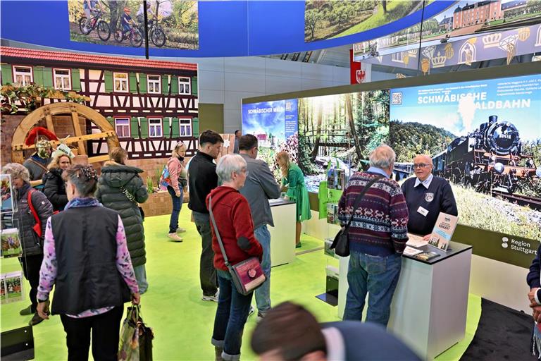 Der Schwäbische Wald zieht bei der CMT 2026 alle Register: Ein sich drehendes Mühlrad, ein Römer in voller Montur und Waldfee Leonie Reber sollen ihren Teil dazu beitragen, insbesondere Tagestouristen für die Region zu interessieren. Foto: Alexandra Palmizi