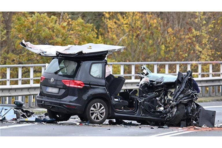 Auto stürzt in Mittellandkanal - viele Fragen bleiben offen Der schwarze Pkw wurde völlig zerstört. Das Dach des Wagens ist größtenteils abgerissen.
