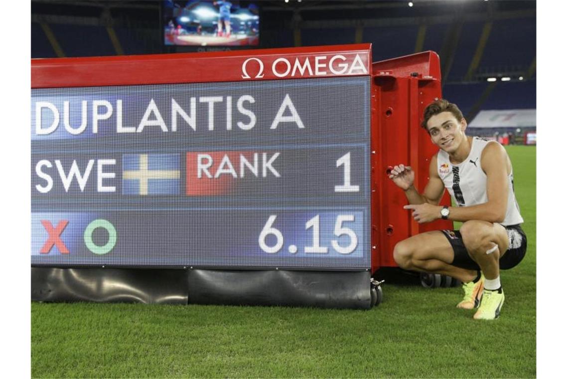 „In den Wolken“: Duplantis übertrumpft Altstar Bubka Der Schwede Armand Duplantis posiert neben der Anzeige mit seinem Freiluft-Weltrekord. Foto: Gregorio Borgia/AP/dpa