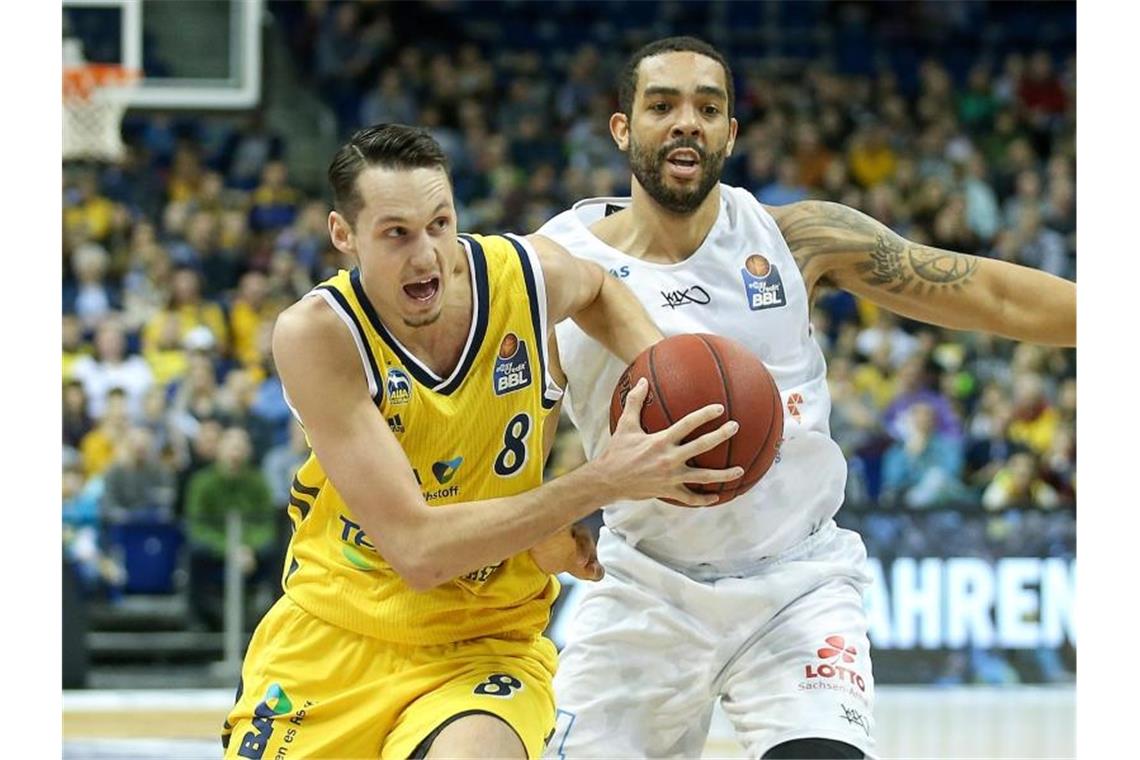Alba Berlin siegt knapp gegen den MBC Der Schwede Marcus Eriksson (l) war Albas Topscorer. Foto: Andreas Gora/dpa