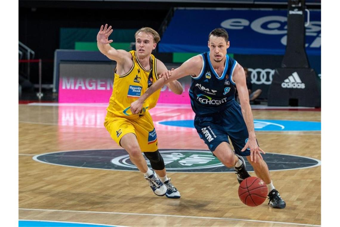 „Herz ist voll“: Alba feiert ersehnten neunten Meistertitel Der Schwede Marcus Eriksson (r) geht an Lukas Herzog vorbei. Foto: Ulf Duda/fotoduda.de/BBL/Pool /dpa