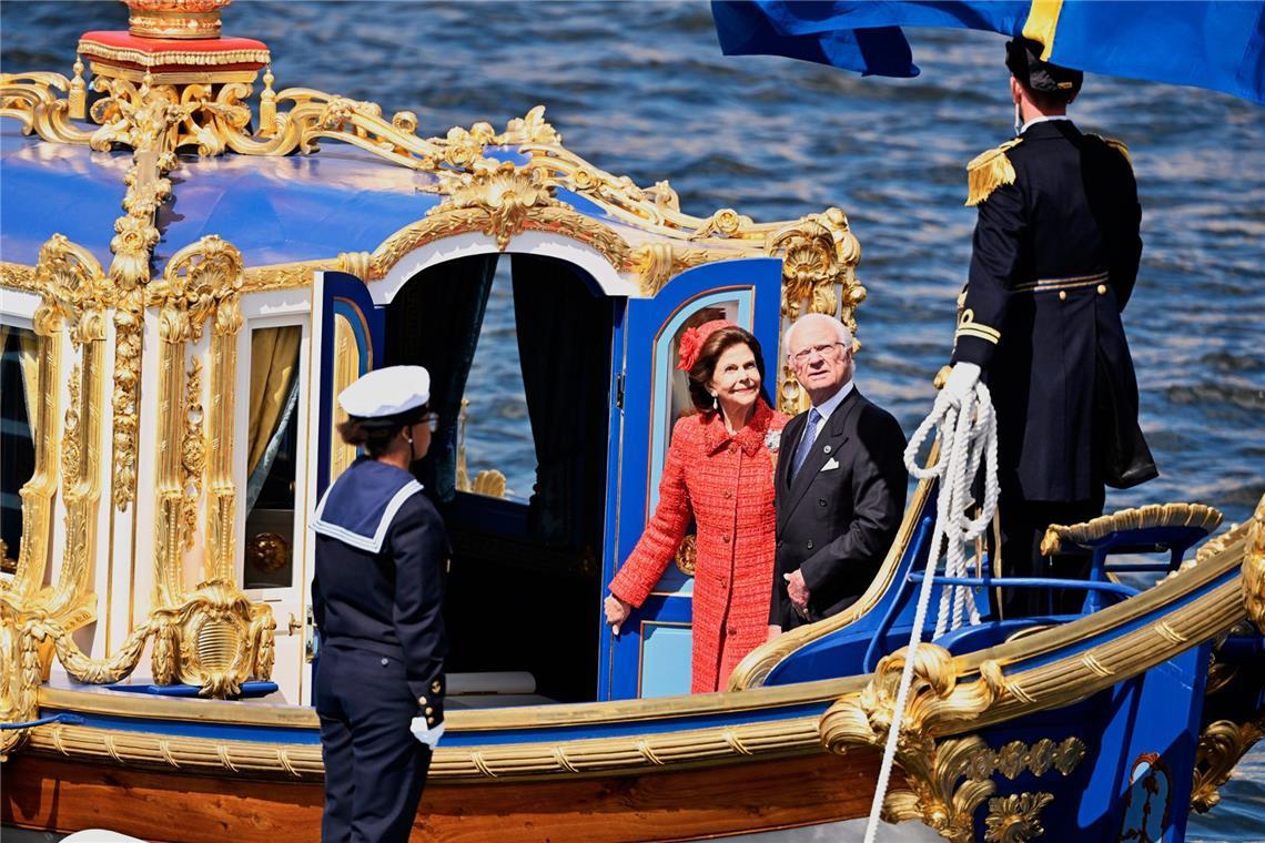 Der schwedische König Carl XVI. Gustaf und Königin Silvia gehen anlässlich ihrer Goldenen Hochzeit am Skeppsbron an Bord der königlichen Barkasse «Vasaorden».
