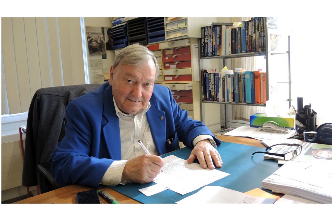 Der Schweizer Bestseller-Autor Erich von Däniken in seiner Schreib- und Forschungswerkstatt in Interlaken.