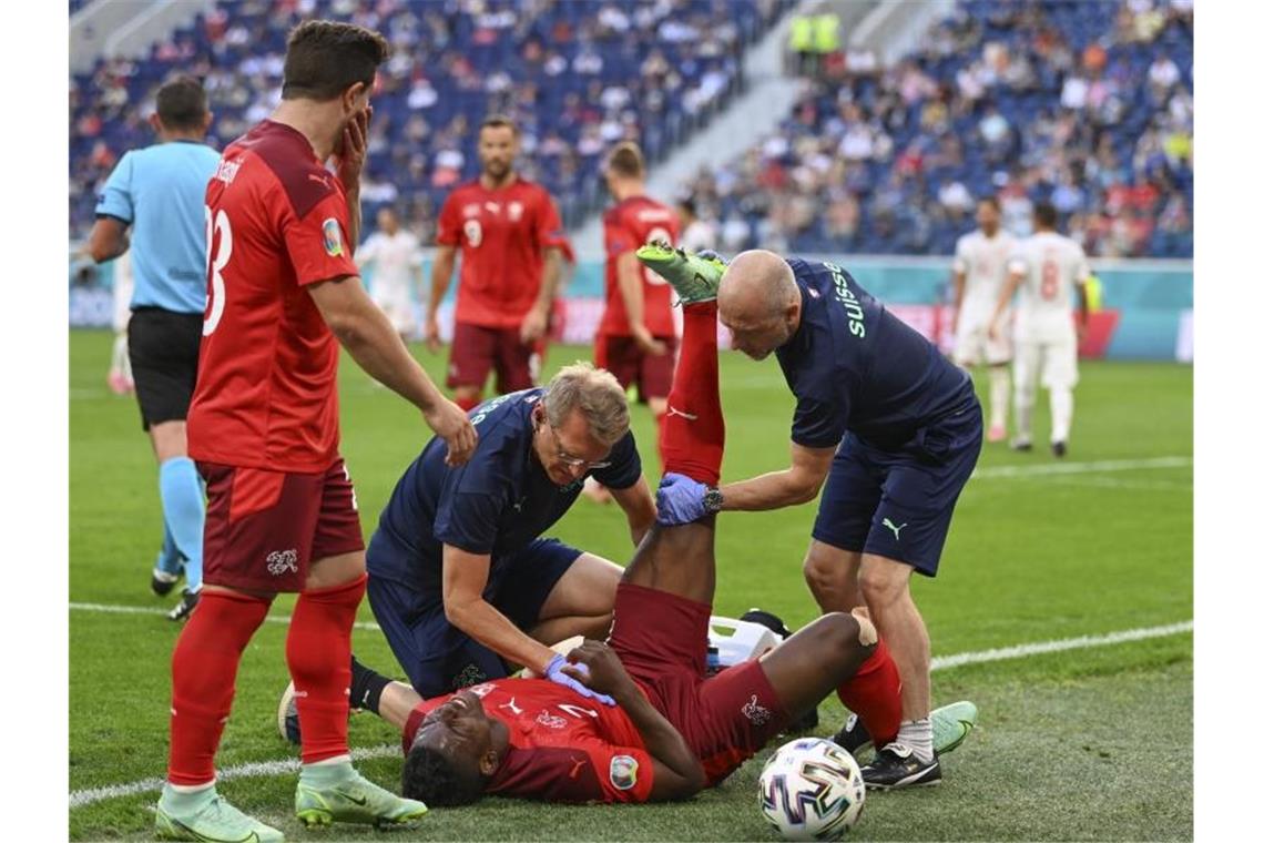 Der Schweizer Breel Embolo (u.) musste in der ersten Halbzeit verletzt ausgewechselt werden. Foto: Kirill Kudryavtsev/Pool AFP/AP/dpa