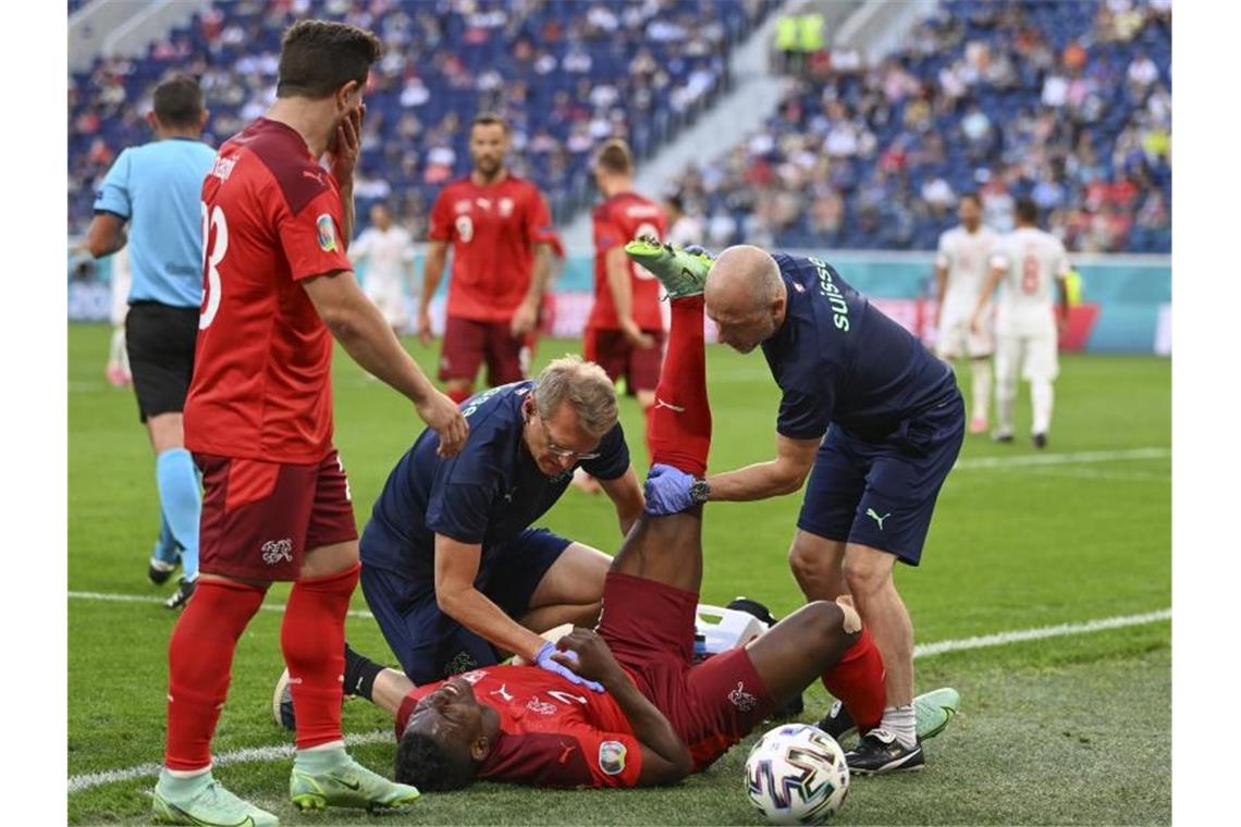 Schweiz nach Elfmeter-Drama gegen Spanien raus Der Schweizer Breel Embolo (u.) musste in der ersten Halbzeit verletzt ausgewechselt werden. Foto: Kirill Kudryavtsev/Pool AFP/AP/dpa