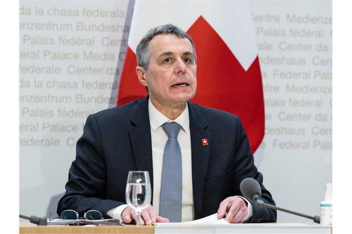 Schweiz übernimmt EU-Sanktionen gegen Russland Der Schweizer Bundespräsident Ignazio Cassis: „Einem Aggressor in die Hände zu spielen, ist nicht neutral.“. Foto: Peter Schneider/KEYSTONE/dpa