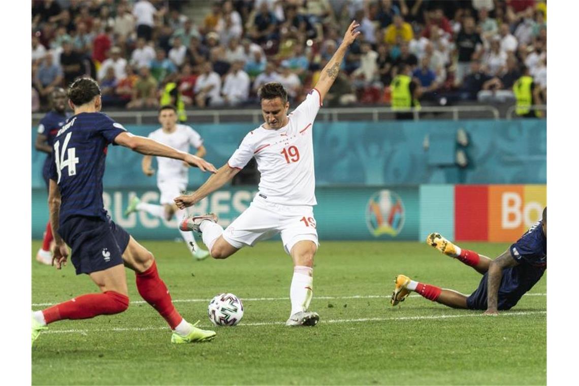 EM-Coup: Schweizer werfen Frankreich aus Turnier Der Schweizer Mario Gavranovic (M) erzielt das Tor zum 3:3 gegen die Abwehr der Franzosen Adrien Rabiot (l) und Presnel Kimpembe. Foto: Jean-Christophe Bott/KEYSTONE/dpa
