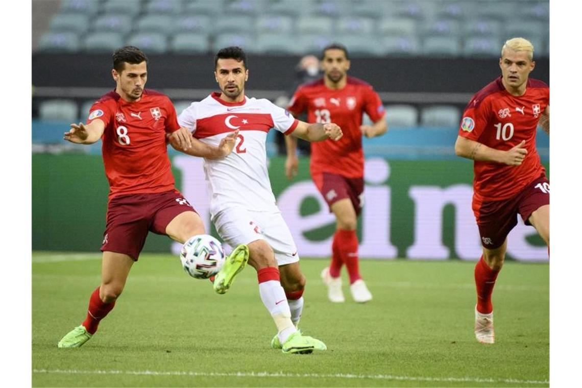 Shaqiri wahrt Schweizer Achtelfinal-Chance - Aus für Türkei Der Schweizer Remo Freuler (l) im Zweikampf mit Zeki Celik aus der Türkei. Foto: Jean-Christophe Bott/KEYSTONE/dpa