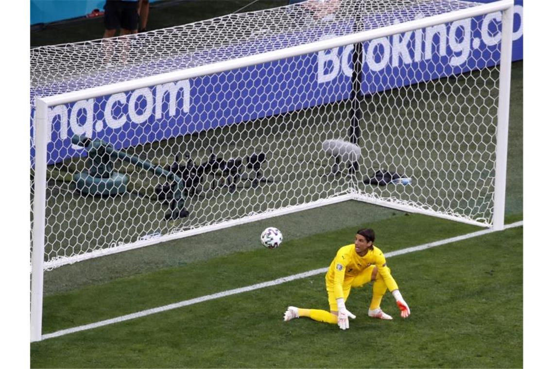 Schweiz nach Elfmeter-Drama gegen Spanien raus Der Schweizer Torhüter Yann Sommer war beim abgefälschten Gegentreffer machtlos. Foto: Jean-Christophe Bott/Agencia Uno/dpa