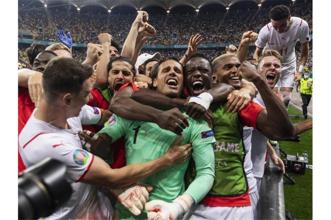 Der Schweizer Torwart Yann Sommer (M) jubelt mit seinen Mannschaftskollegen nach dem Sieg. Foto: Jean-Christophe Bott/KEYSTONE/dpa