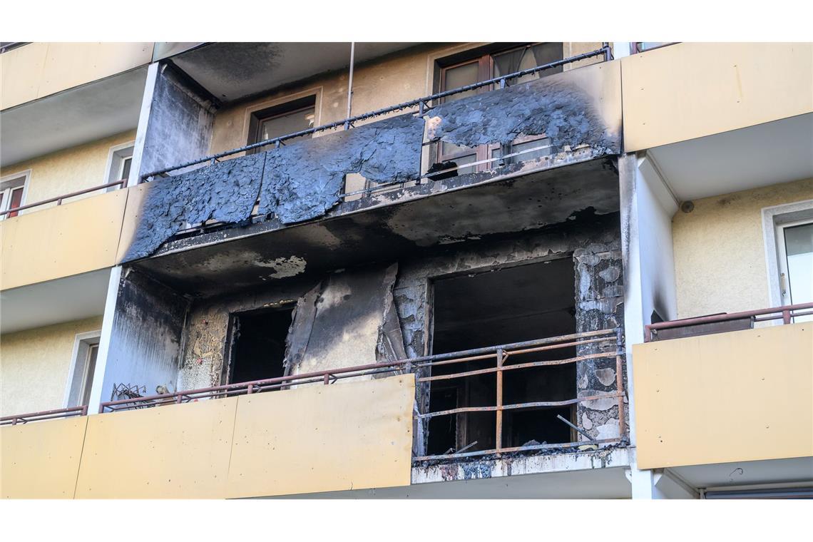 Drei Menschen sterben bei Feuer in Wohnblock Der schwere Brand hat einen Wohnblock in Frankfurt (Oder) stark besschädigt.
