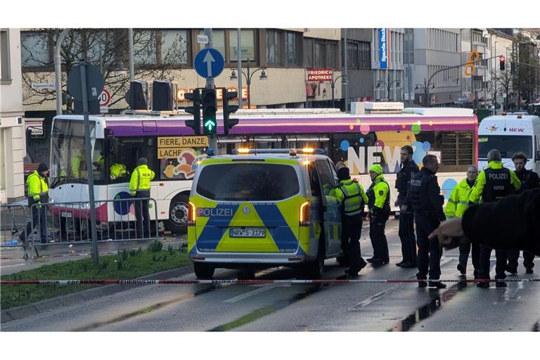 Der schwere Unfall passierte beim Mönchengladbacher Veilchendienstagszug.