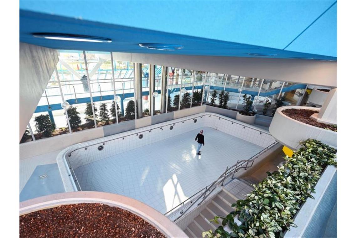 Leere Wellnesshotels und Thermen: Land will helfen Der Schwimmbadleiter des Mineralbads Leuze inspiziert ein abgelassenes leeres Becken. Foto: Marijan Murat/dpa/Archivbild