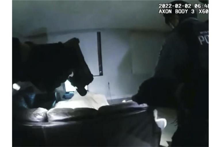 Der Screenshot aus dem Körperkameravideo eines Beamten des Minneapolis Police Department zeigt, wie Polizisten die Wohnung des 22-Jährigen betreten, kurz bevor die tödlichen Schüsse fallen. Foto: Uncredited/Minneapolis Police Department/AP/dpa