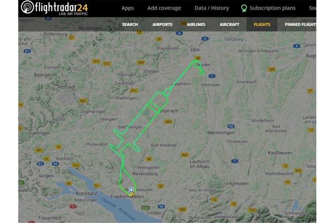 Pilot fliegt Umrisse einer Impfspritze