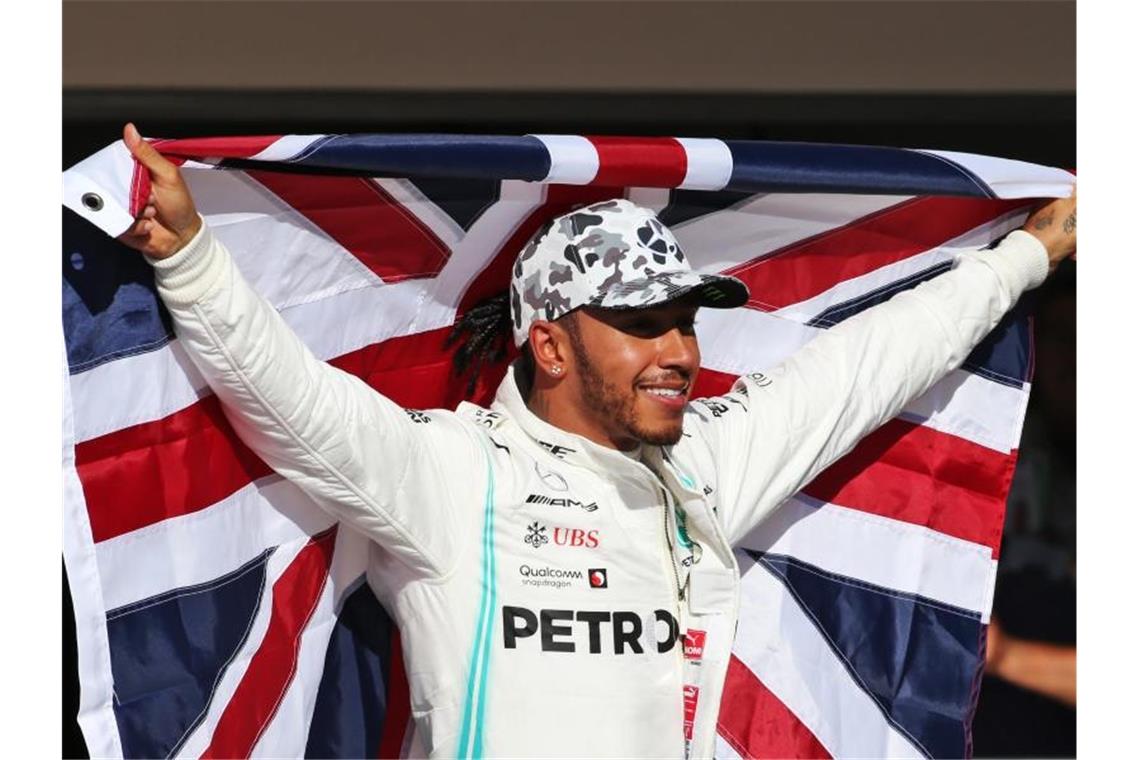 Hamilton zum sechsten Mal Formel-1-Weltmeister Der sechsmalige Weltmeister Lewis Hamilton aus Großbritannien jubelt nach dem Rennen auf dem Circuit of the Americas über seinen Sieg. Foto: -/PA Wire/dpa