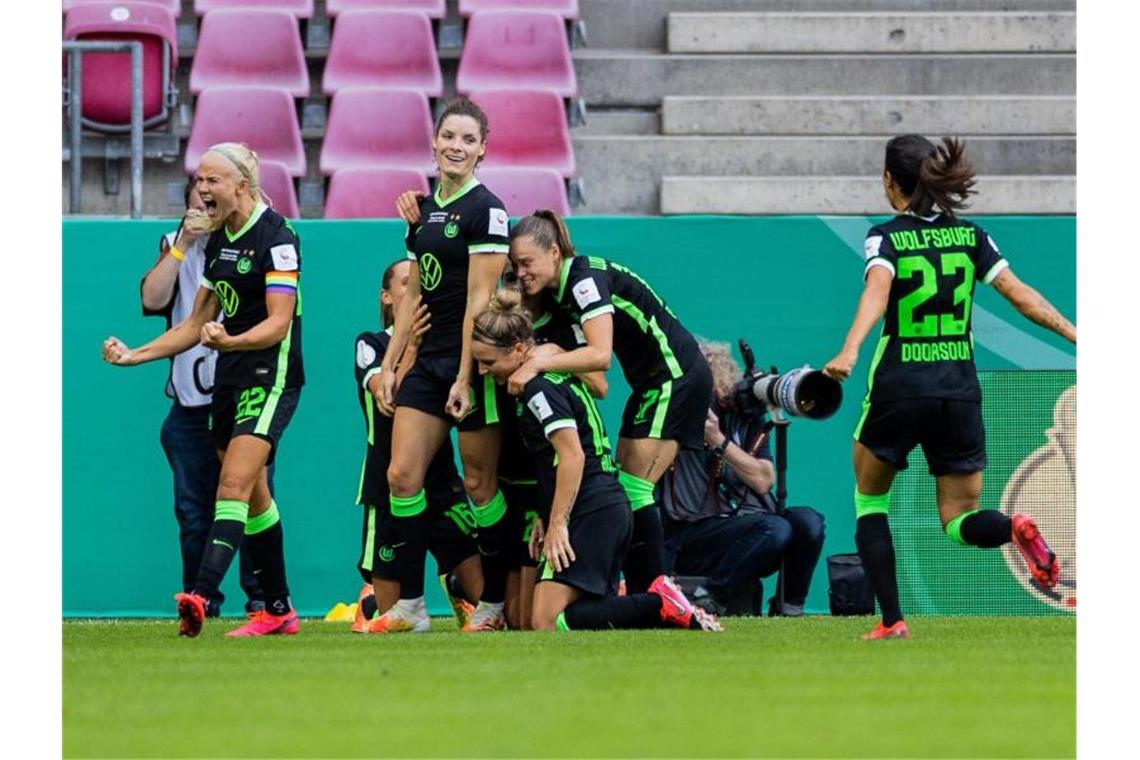 Wolfsburgerinnen nehmen jetzt das Triple ins Visier Der sechste Pokalsieg der Wolfsburger Fußball-Frauen in Serie war ein hartes Stück Arbeit. Foto: Rolf Vennenbernd/dpa