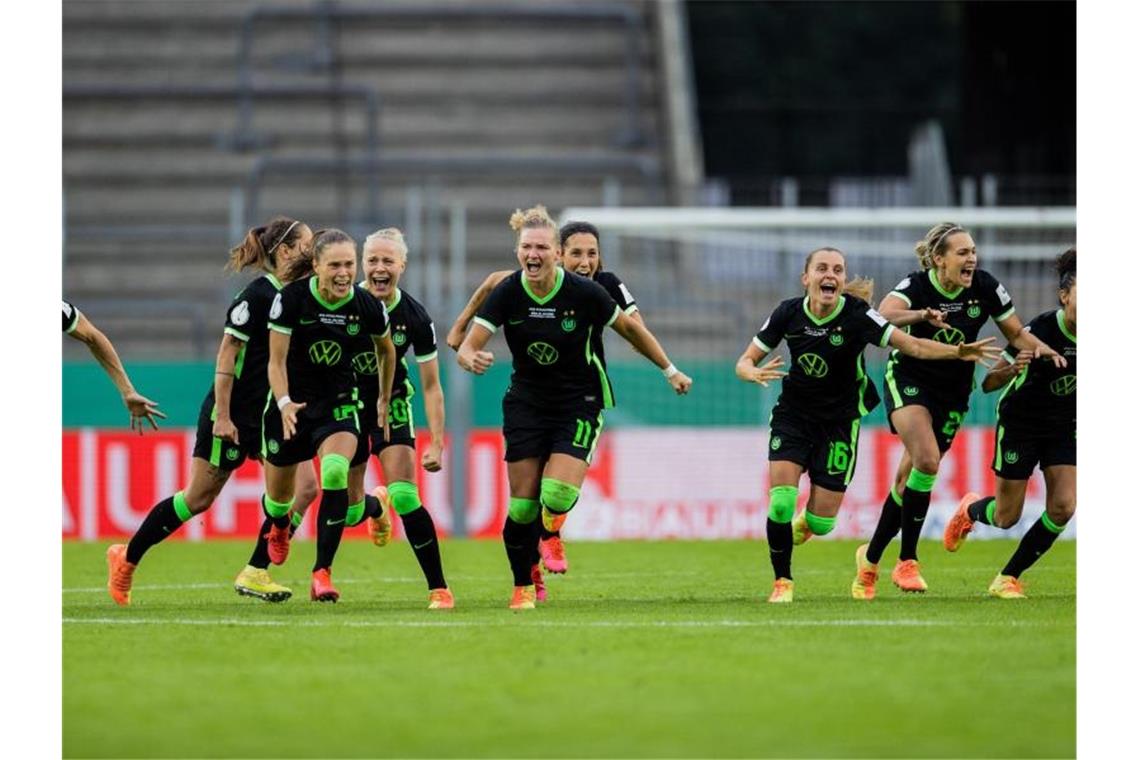 Der sechste Pokalsieg der Wolfsburger Fußball-Frauen in Serie war ein hartes Stück Arbeit. Foto: Rolf Vennenbernd/dpa