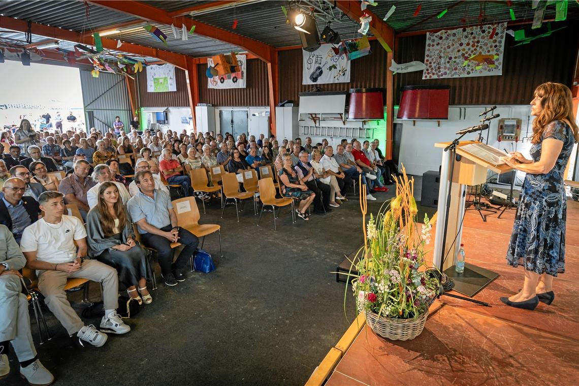 Ehrungen hoch drei beim Aspacher Sommerempfang Der Segelflugplatz in Völkleshofen bot ein stimmungsvolles Ambiente für den Aspacher Sommerempfang. Fotos: Alexander Becher