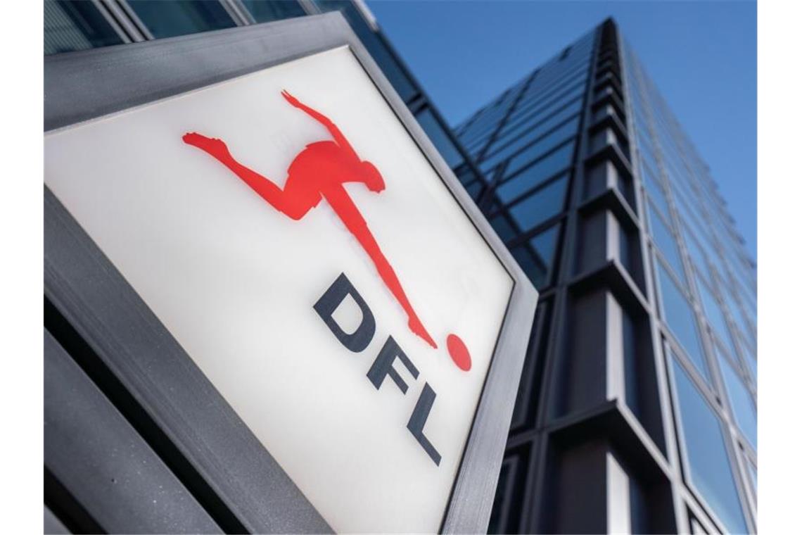 DFL hofft auf Neustart der Fußball-Bundesliga im Mai Der seit Mitte März unterbrochene Spielbetrieb in der Fußball-Bundesliga und 2. Liga bleibt wegen der Coronavirus-Pandemie bis auf Weiteres ausgesetzt. Foto: Frank Rumpenhorst/dpa