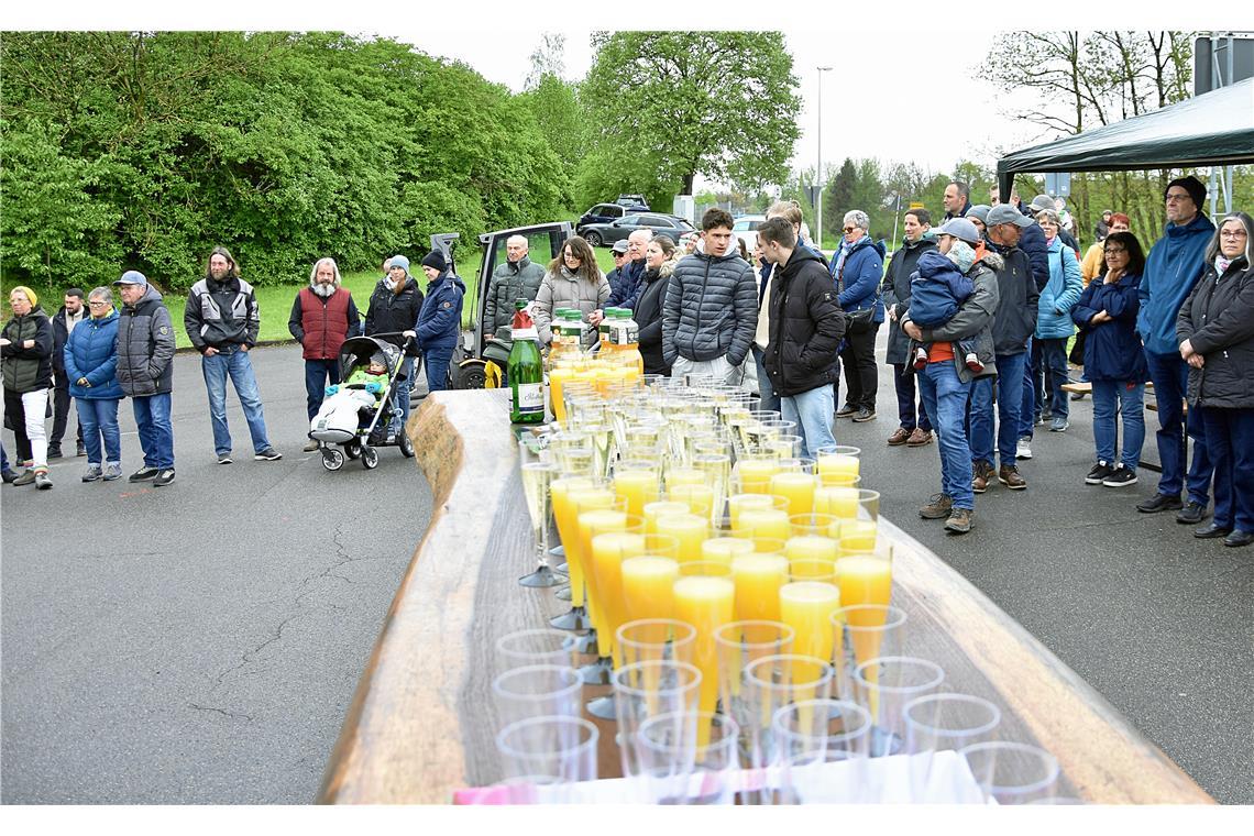 Der Sekt steht zur Eröffnung an der See-Mühle bereit. 20. FleckaSchau in Weissac...