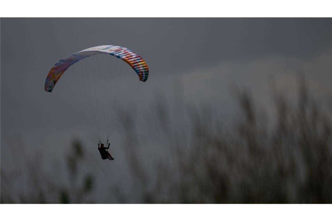 71-jähriger Gleitschirmflieger stürzt bei Landeversuch ab Der Senior stürzte mit seinem Gleitschirm ab. (Symbolbild)