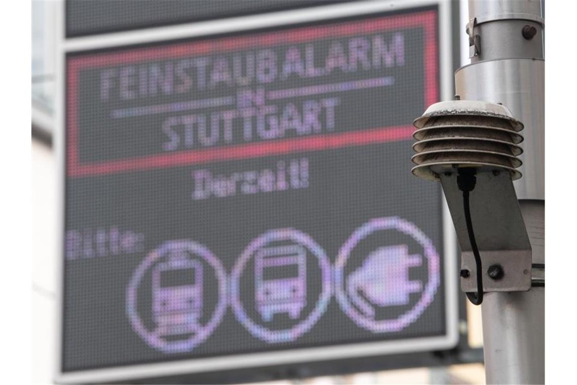 Der Sensor einer Messstation hängt während dem ersten Feinstaubalarm 2019 vor einem Hinweisschild. Foto: Sebastian Gollnow/dpa/Archivbild