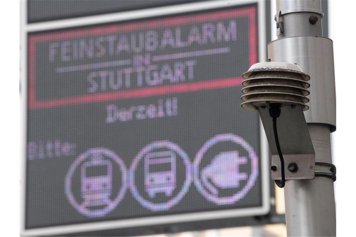 Der Sensor einer Messstation vor einem Schild, das auf Feinstaubalarm verweist. Foto: Sebastian Gollnow/dpa/Archivbild
