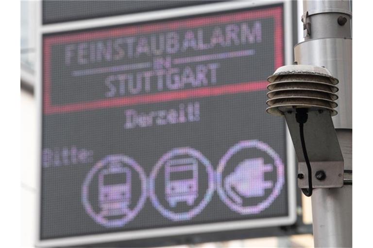 Der Sensor einer Messstation während dem ersten Feinstaubalarm im Jahr 2019 vor einem Hinweisschild. Foto: Sebastian Gollnow/dpa/Archivbild