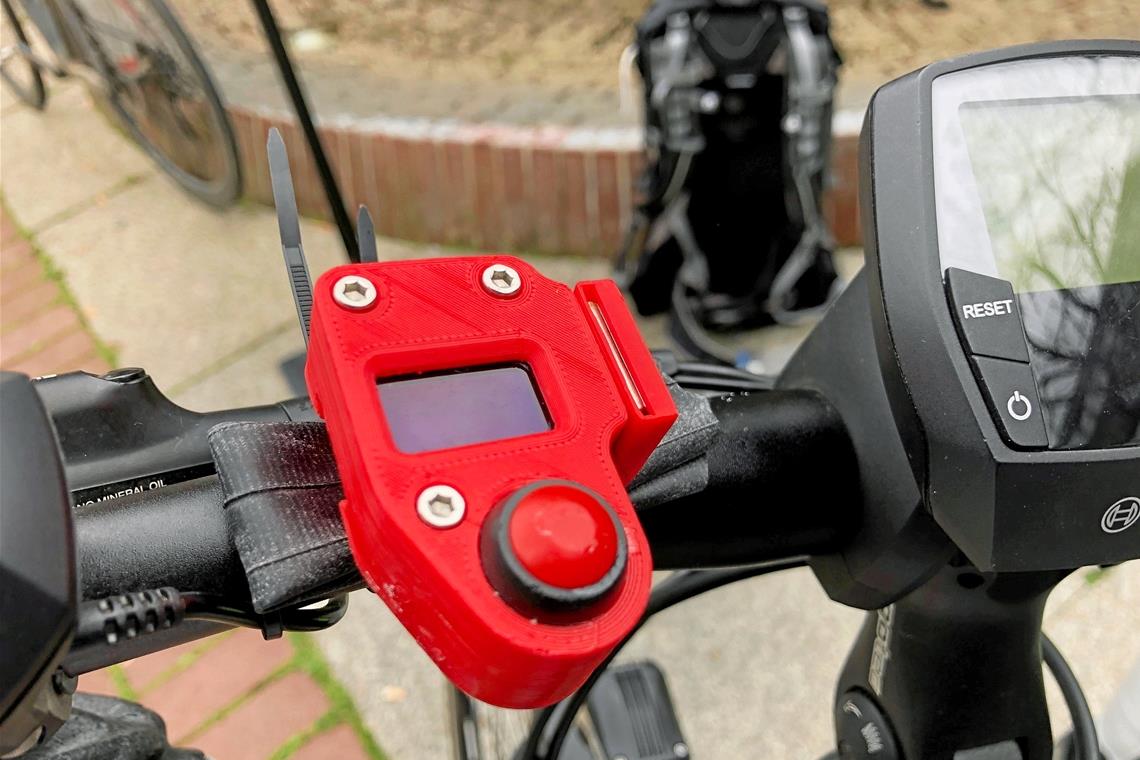 Gemeinsam für mehr Verkehrssicherheit im Rems-Murr-Kreis Der Sensor wird durch einen Knopf am Lenker ausgelöst. Foto: Landratsamt Rems-Murr-Kreis
