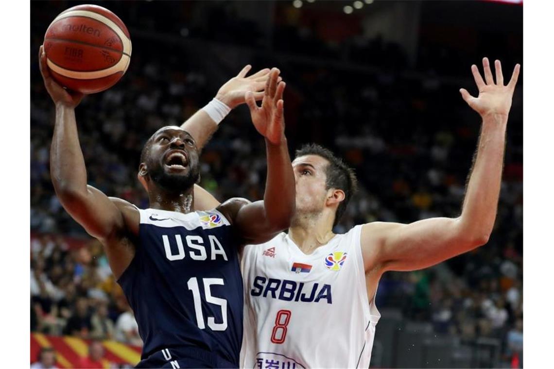 Der Serbe Nemanja Bjelica (r) verteidigt gegen US-Spieler Kemba Walker. Foto: Ng Han Guan/AP