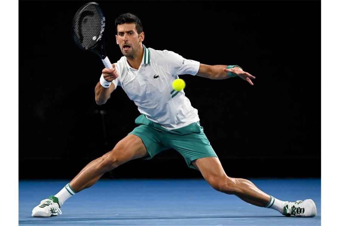 Der Serbe Novak Djokovic hat zum neunten Mal die Australian Open gewonnen. Foto: Dave Hunt/AAP/dpa