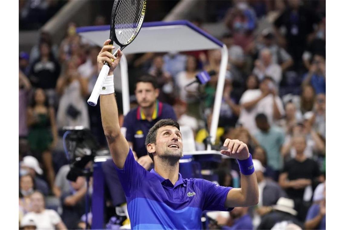 Der Serbe Novak Djokovic jubelt nach seinem Sieg. Foto: John Minchillo/AP/dpa
