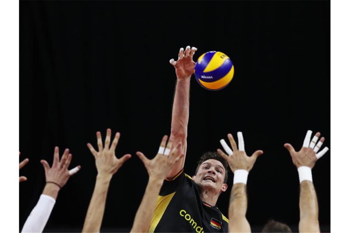 Der serbische Block wehrt einen Ball des Deutschen Christian Fromm (M) ab. Foto: Francisco SEco/AP